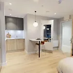 Bright & Spacious Mid-level At Briggate * Leeds (West Yorkshire)