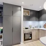 Bright & Spacious Mid-level At Briggate *
