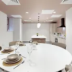 Bright & Spacious Mid-level At Briggate