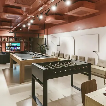 Bright & Spacious Mid-level At Briggate Apartment *