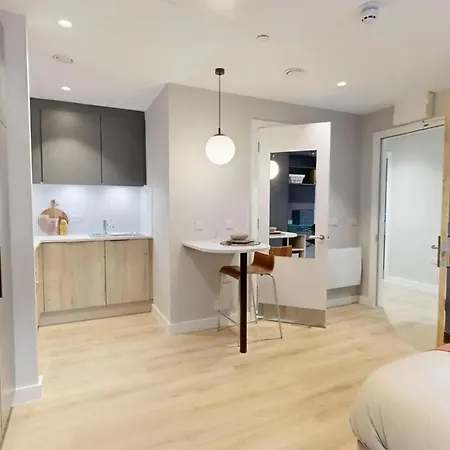 Bright & Spacious Mid-level At Briggate * Λιντς