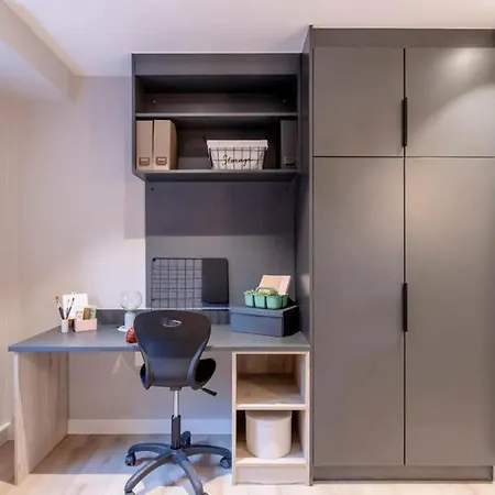 Bright & Spacious Mid-level At Briggate Λιντς