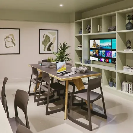 Bright & Spacious Mid-level At Briggate Apartment *