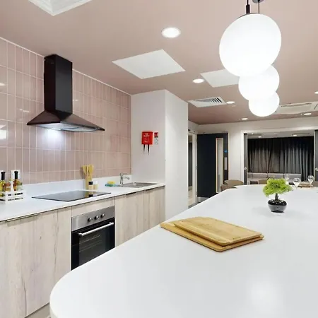 Bright & Spacious Mid-level At Briggate Apartment Leeds (West Yorkshire)