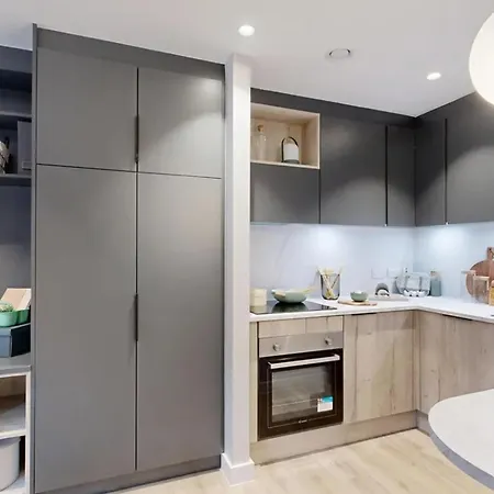 Bright & Spacious Mid-level At Briggate *