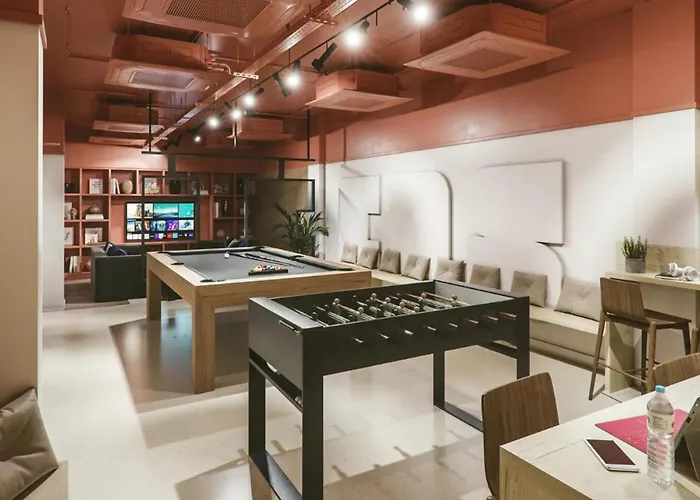 Bright & Spacious Mid-level At Briggate Apartment *