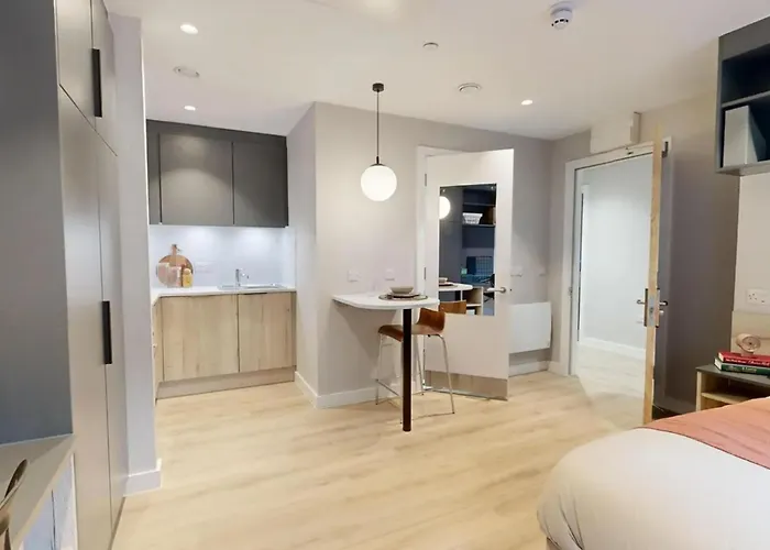 Bright & Spacious Mid-level At Briggate * Leeds (West Yorkshire)