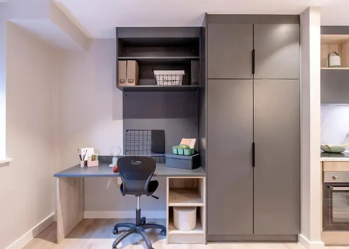 Bright & Spacious Mid-level At Briggate Leeds (West Yorkshire)