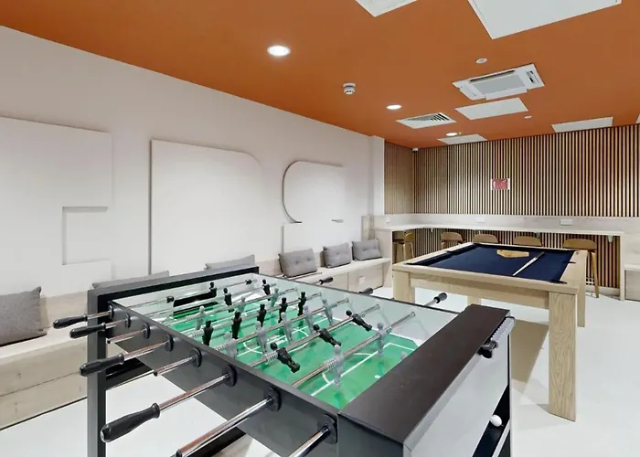 Bright & Spacious Mid-level At Briggate