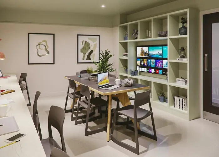 Bright & Spacious Mid-level At Briggate Apartment *