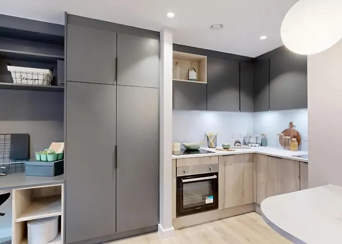 Bright & Spacious Mid-level At Briggate *