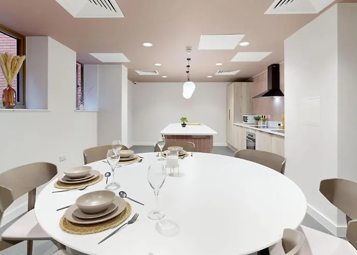 Bright & Spacious Mid-level At Briggate