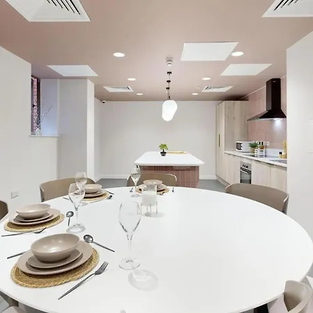 Bright & Spacious Mid-level At Briggate